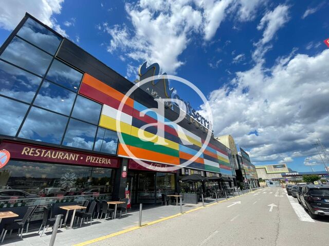Local in mall for rent